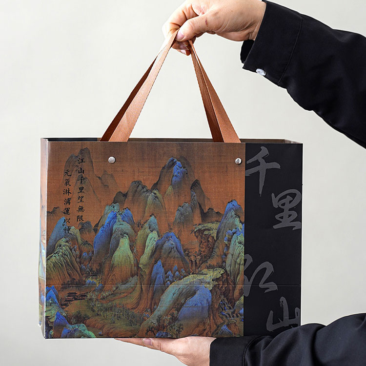 Поклон кутија од керамичке шоље прожета духом планина и река — држање у рукама доноси осећај топлине.